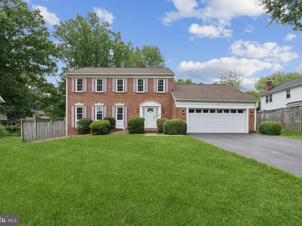 1715 Pebble Beach Dr, Vienna, VA 22182