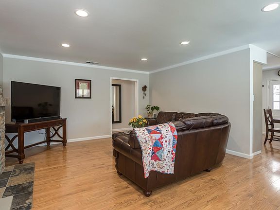 5th image of 2855 Custer Dr