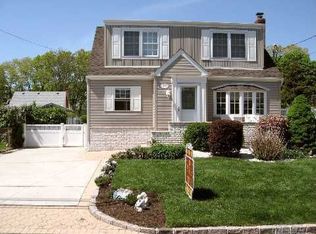 275 Maple Ct, Copiague, NY 11726