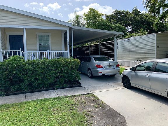 5th image of 957 SW 131st Ave