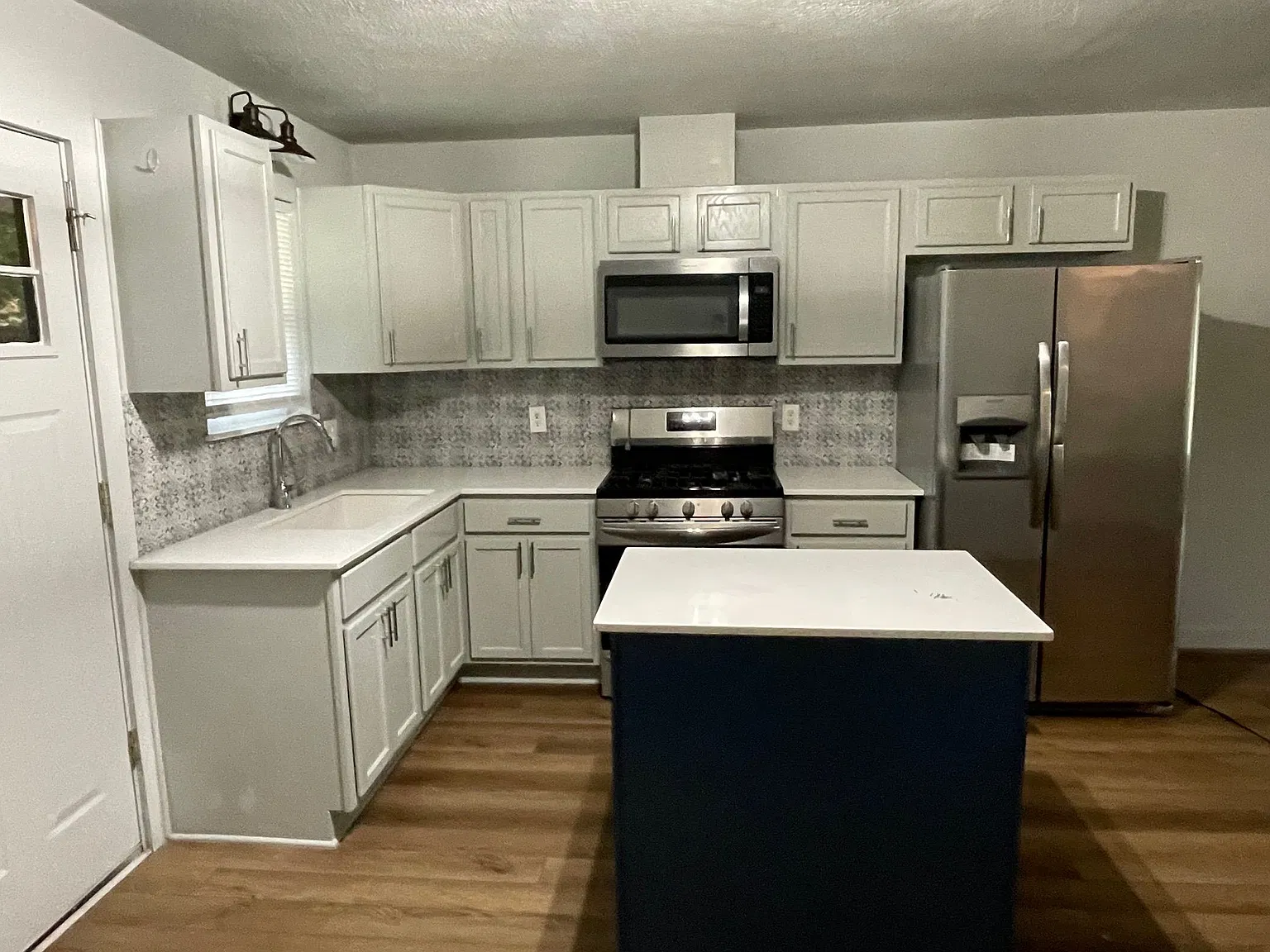 2 bed, 1.0 bath, 850 sqft, $1,350 — Photo 2