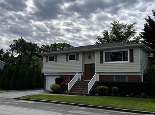 2 Pearsall Pl, Deer Park, NY 11729