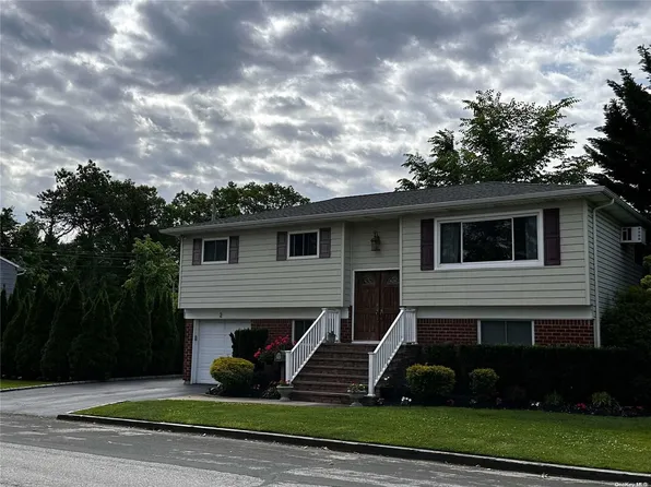 2 Pearsall Place, Deer Park, NY 11729