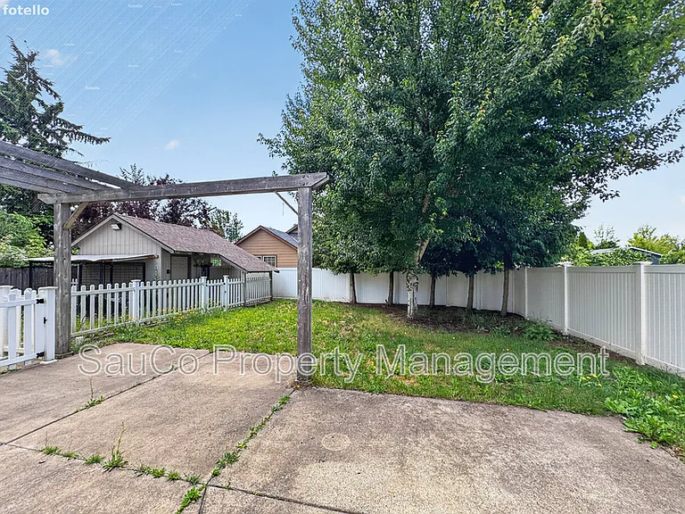 661 NW Connell Ave — Photo 30