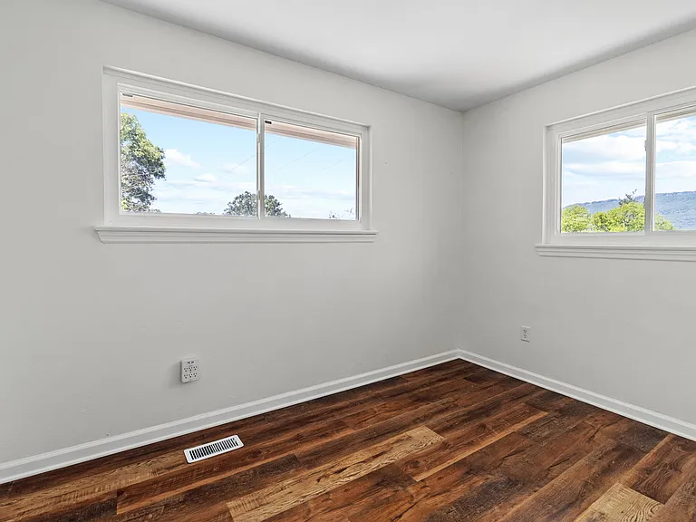 969 Henderson Ave — Photo 40