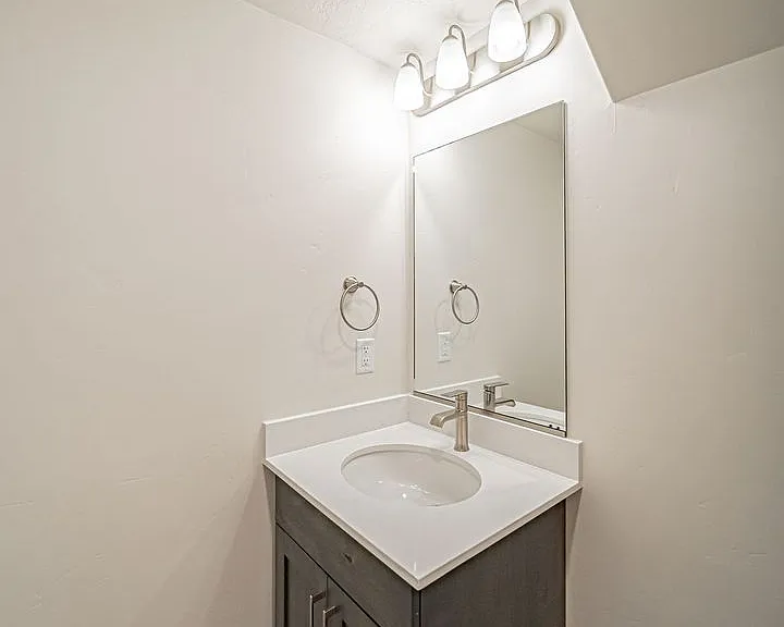 351 E Lorene St — Photo 14