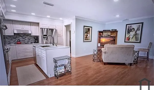 5 bed, 2310 sqft, $5,300 — Photo 4