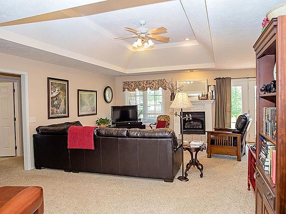 3rd image of 8433 Oaklawn Dr
