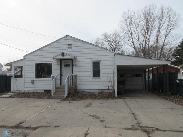 611 15th St N, Moorhead, MN 56560