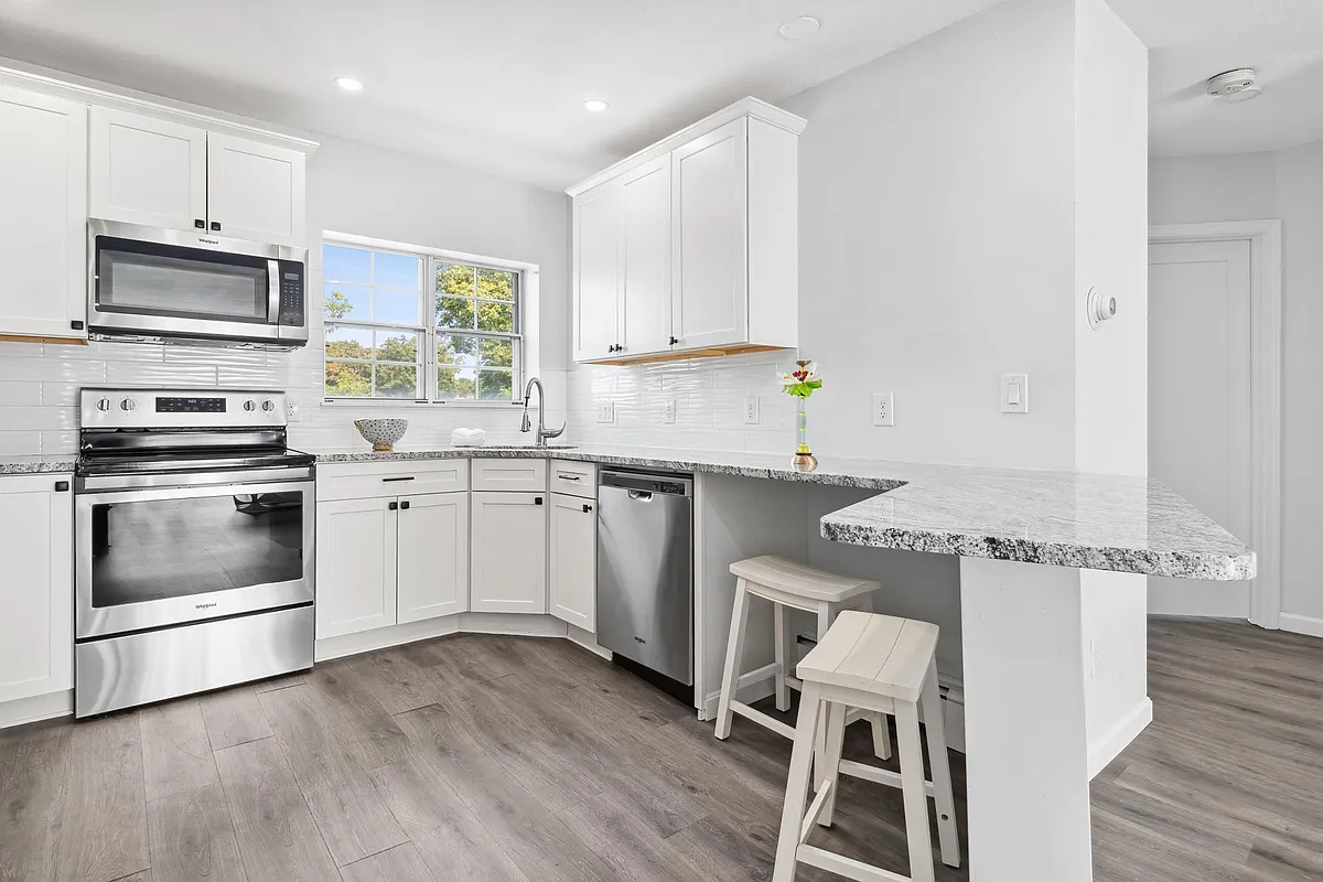 Building Photo - 4 Robinwood Ave #8