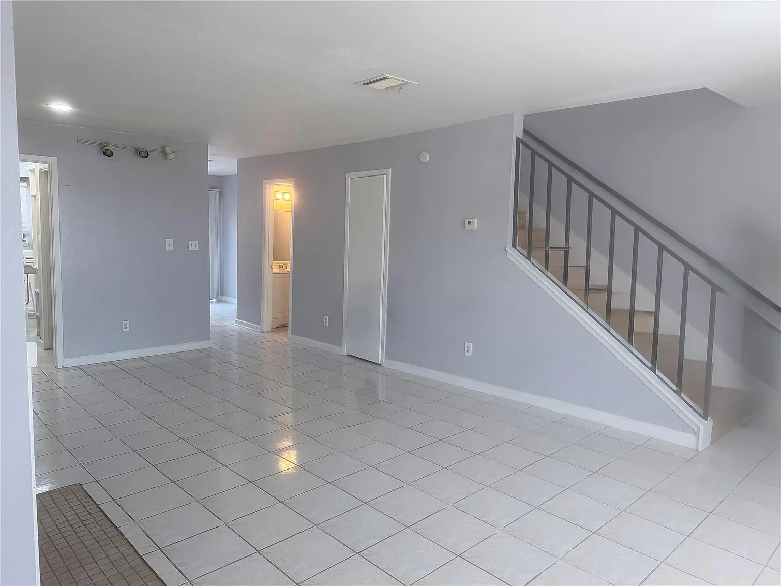 2 bed, 2.5 bath, 1406 sqft, $1,300 — Photo 2
