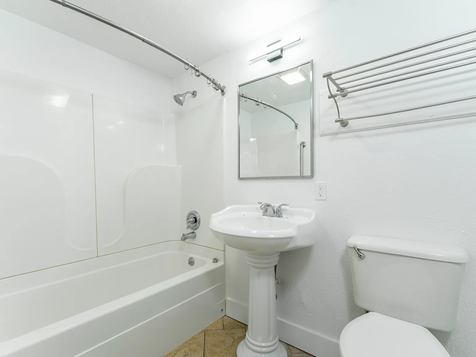 1121 S Sam Houston Blvd — Photo 4