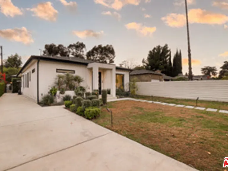 15122 Morrison St — Photo 49
