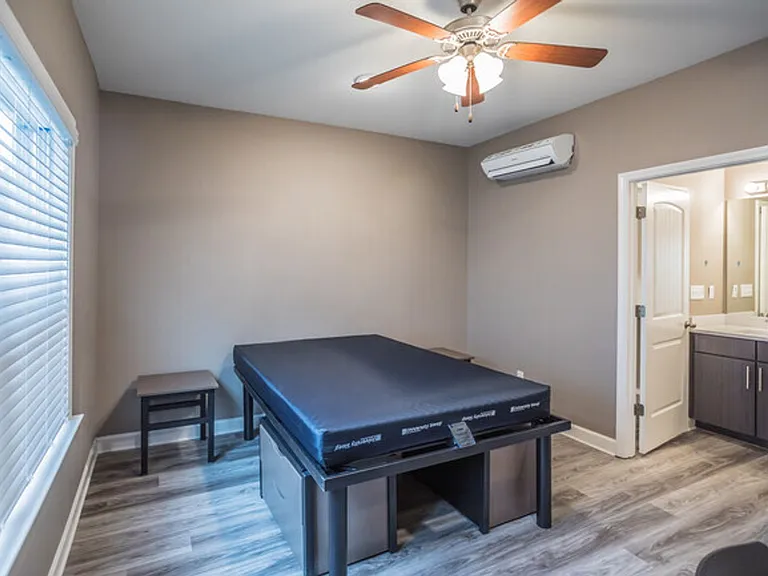 3885 Spottswood Ave — Photo 4