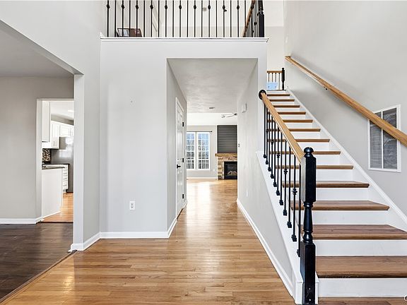 4th image of 19 Cross Country Dr