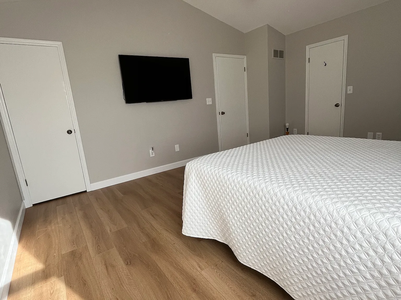 7811 S Burdick Ave — Photo 3