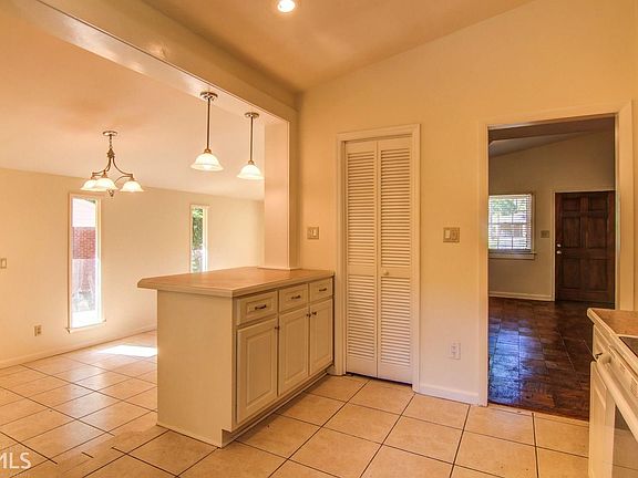 5th image of 323 W Bonnell St