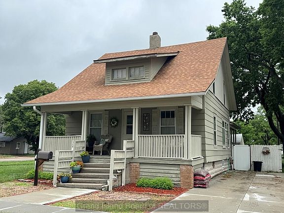 4th image of 204 E 12th St