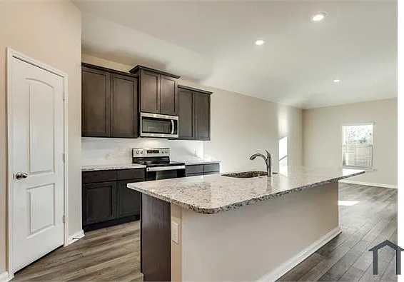 4 bed, 2000 sqft, $2,350 — Photo 3