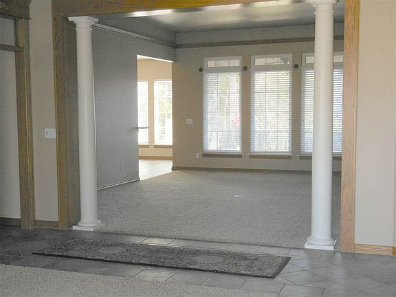 4th image of 907 S West Oaks St