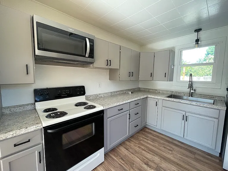 910 Valley View Dr — Photo 2
