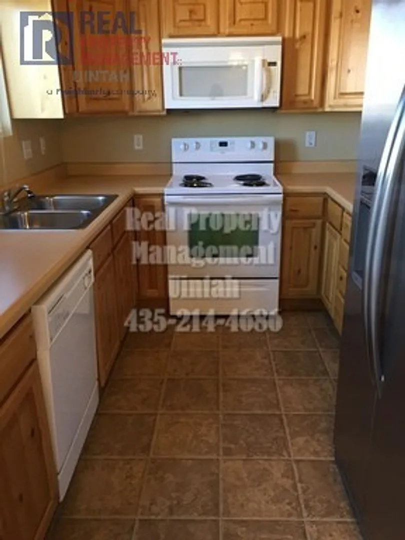 3 Bedroom 2.5 Bathrooms Town Home — Photo 2