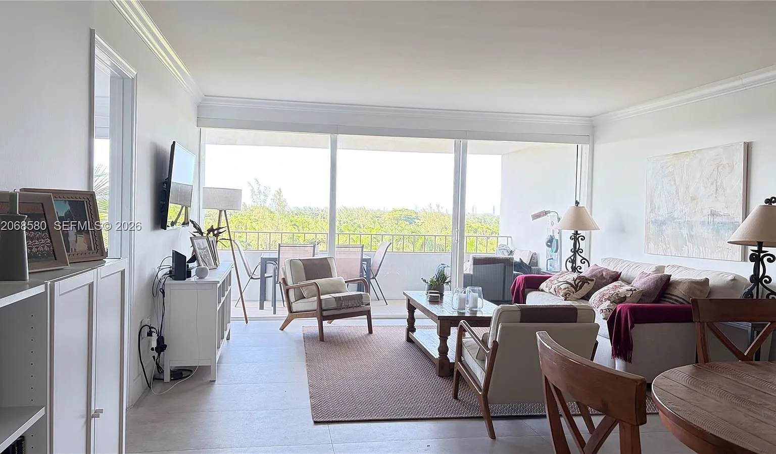 Commodore Club West Condo — Photo 4