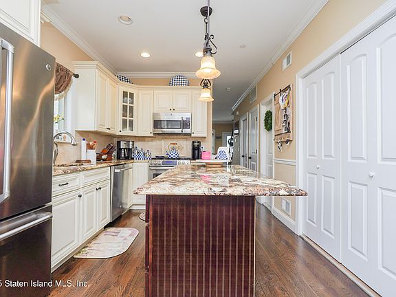 4th image of 152 Burke Ave