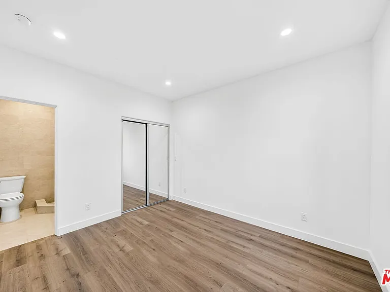 17625 Burbank Blvd — Photo 16