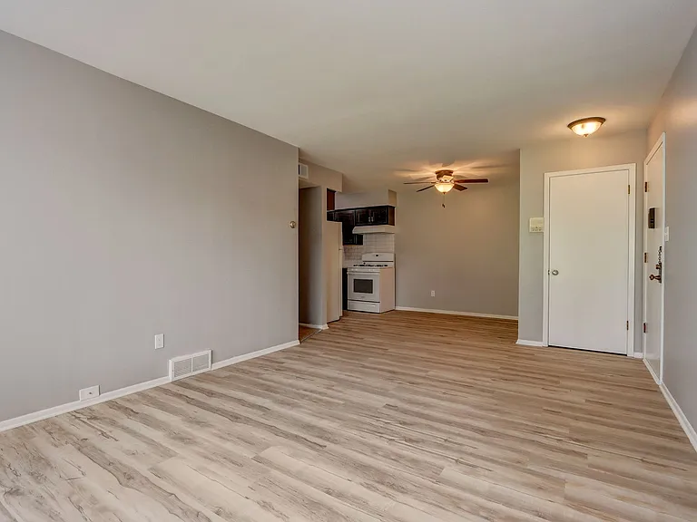 6306 W Lakefield Dr — Photo 1