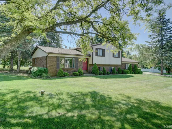 5430 Tamarack Park Ln, Clarkston, MI 48346