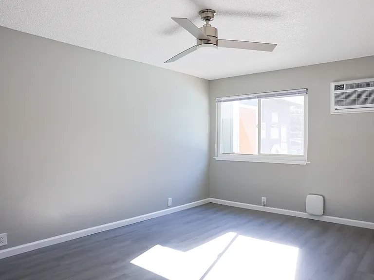 University Square Apartments — Photo 19