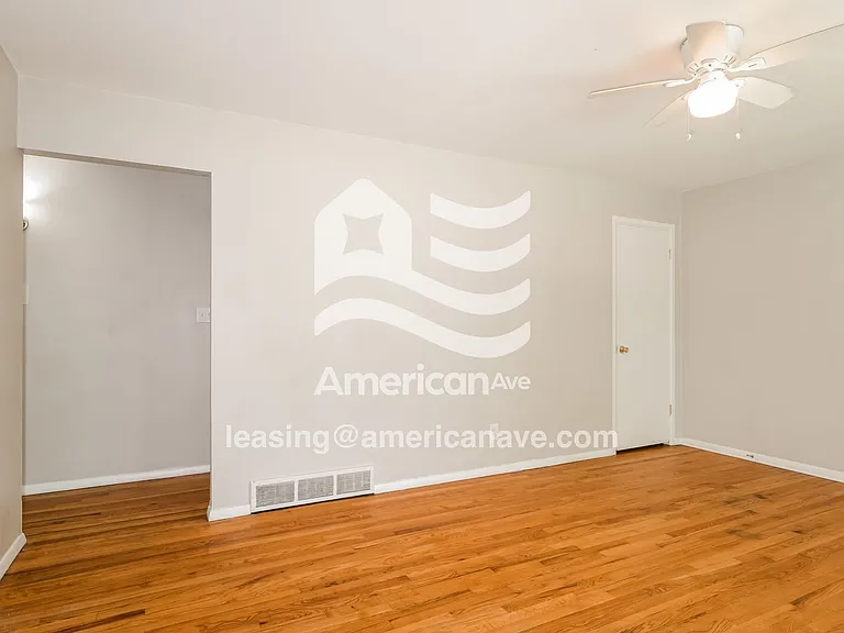 1297433_003_living_room_13754912.jpg
