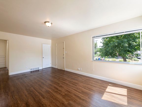 3rd image of 559 E Wilson Ave