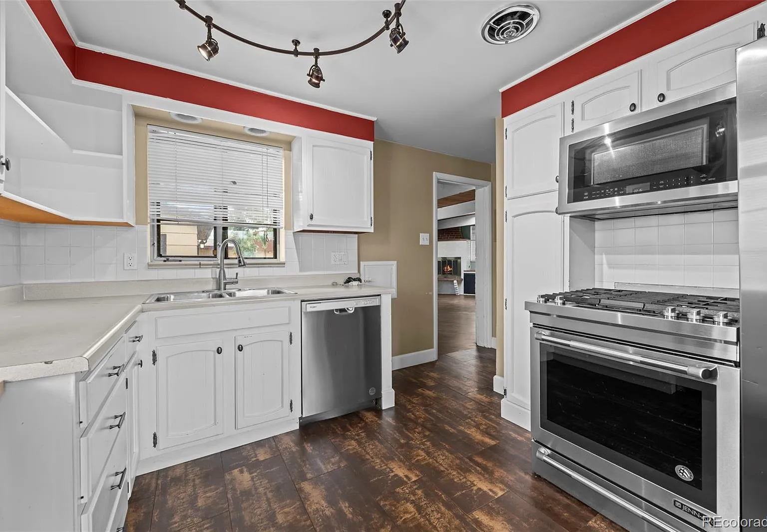 4 bed, 2.0 bath, 2276 sqft, $3,500 — Photo 2