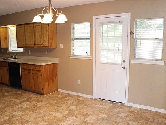 3rd image of 829 Fairwood Dr