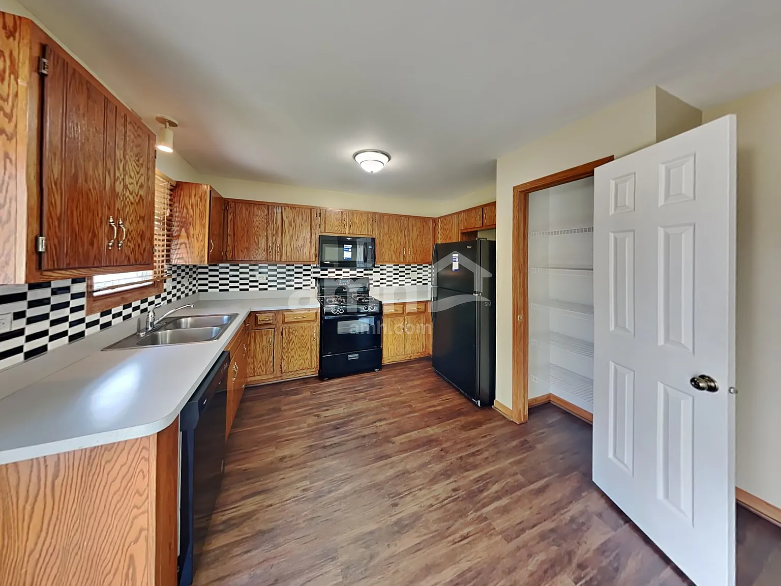 3 bed, 3.0 bath, 1768 sqft, $2,905 — Photo 4
