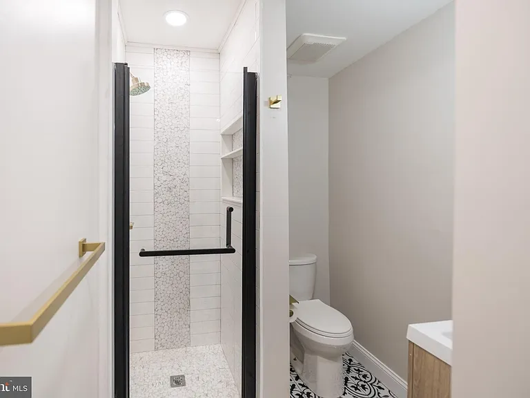 521 N Douglas St — Photo 11