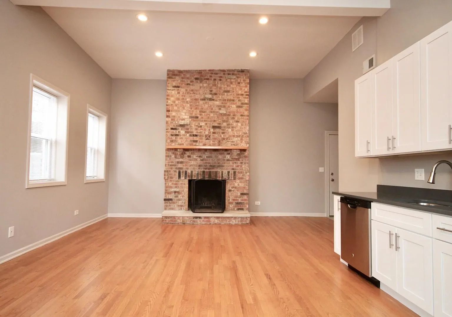 617 W Drummond Pl — Photo 1