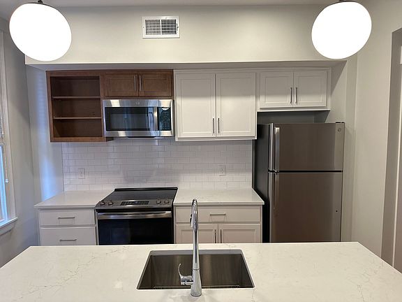4th image of 210-218 W 12th St #210-202