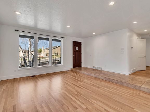 3rd image of 918 Lazon Dr