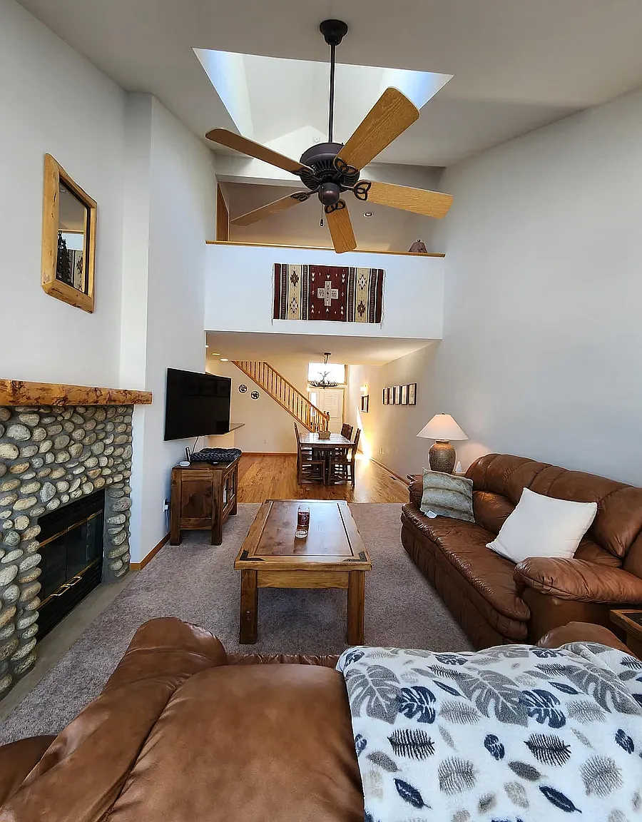 3 bed, 3.0 bath, 1546 sqft, $2,450 — Photo 3