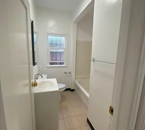 2nd image of 1465 S Shenandoah St #1