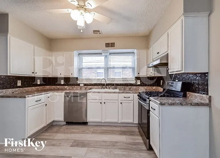 1465 Wheaton St — Photo 4