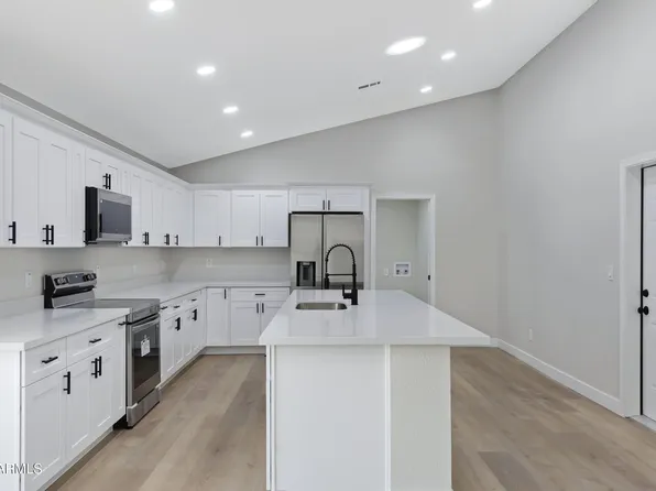 1104 N OAK Court, Gilbert, AZ 85233