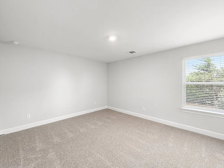 1005 Holly Dr — Photo 10