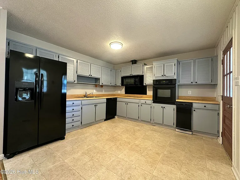 1030 Daniel Dr — Photo 4