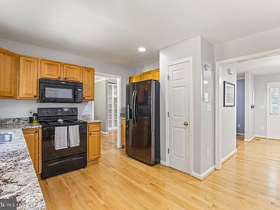 2nd image of 1069 Lakeview Dr