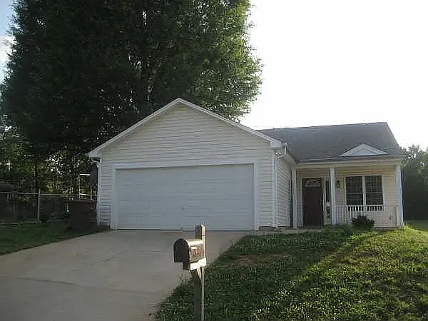 3 bed, 1224 sqft, $1,800 — Photo 1