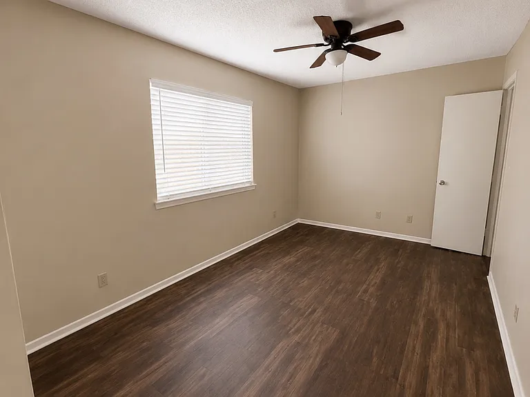 2704 Foxcroft Cir — Photo 11